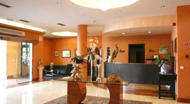 Jorge I, Prenota Hotel Lugo 