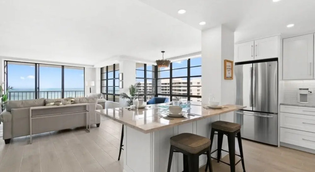 South Seas 2, 1803 Marco Island Vacation Rental 2 Bedroom Condo by Redawning, Забронировать Апартаменты/квартира Отели Марко-Айленд с парковкой, рядом с Marco Beach, Парковка