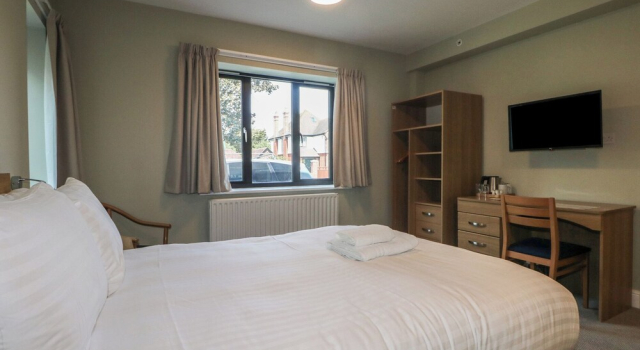Marine Court Ground Floor Double With Shower Room, Забронировать Отель Отели Исторического графства Суссекса с парковкой, Парковка
