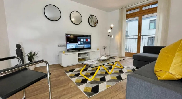 Stylish Luxe Apartment in City Centre w/ Netflix, Забронировать Апартаменты/квартира Отели Бирмингема с парковкой, рядом с Океанариум «Национальный центр морской жизни», Парковка