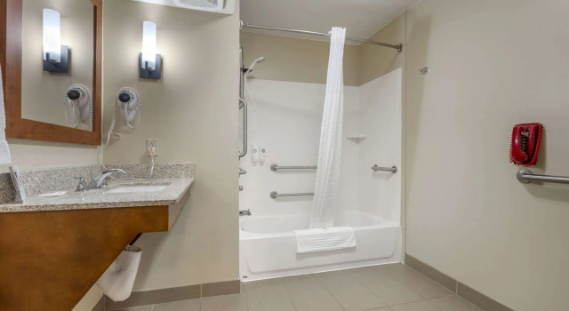 Четырёхместный люкс Comfort Suites Redding - Shasta Lake