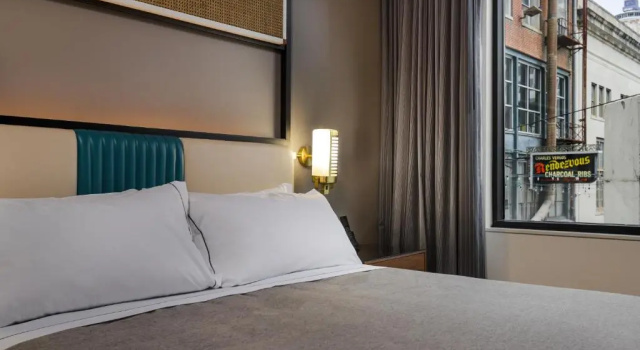 Двухместный номер Mobility Accessible with Bathub Canopy By Hilton Memphis Downtown