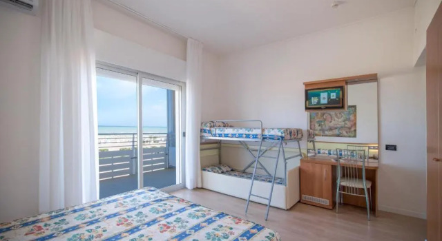 Трёхместный номер Standard с балконом и seafront Hotel Continental