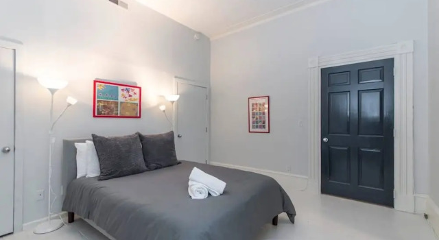 Апартаменты c 1 комнатой Rittenhouse Gem - One Bedroom w Patio and Parking