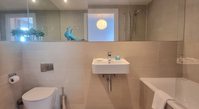 Апартаменты 2-bed 2-bath Greenwich Apartment with balcony & lift
