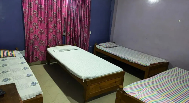 Кровать в общем номере Thank You Lodge Near Apollo Hospital
