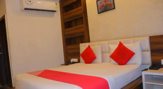 Hotel Landmark by Sky Stays, Rezerwuj Hotel Koba Gujarat