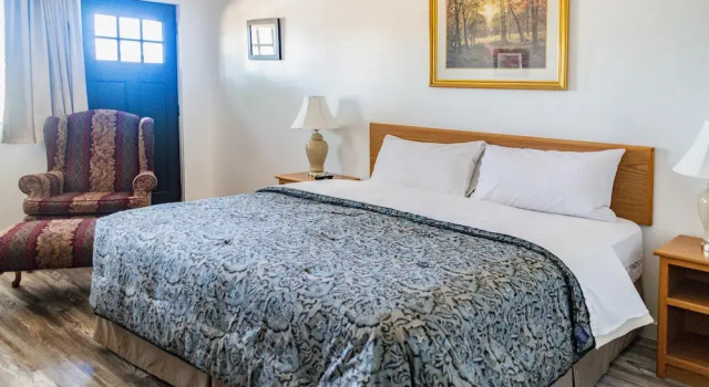 Riverwood Inn Hotel Deluxe King Suite, Book Hotel Hoteller i Delta med parkering, Parkering