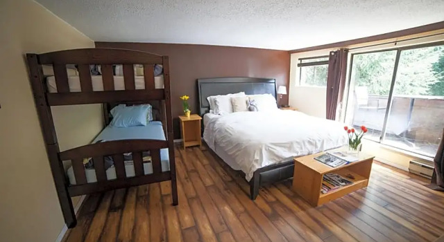 Двухместный люкс с балконом Tall Trees Bed & Breakfast