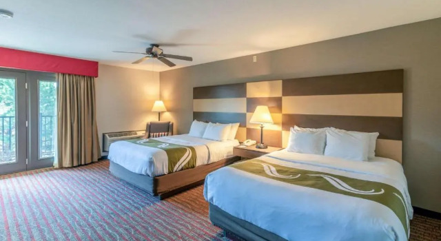 Четырёхместный номер Standard с балконом Quality Inn near Rocky Mountain National Park