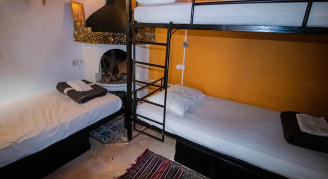 Кровать в общем номере Bayt Alice Hostel