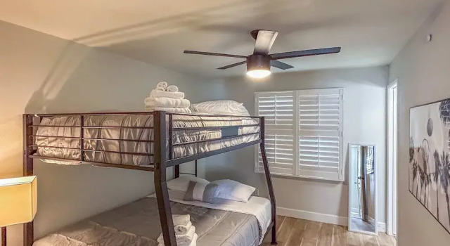 Коттедж Phoenix 4 BDR Home With Outdoor Entertainment
