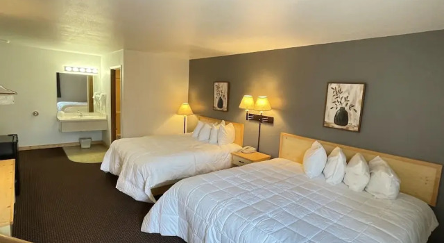 Четырёхместный номер Classic Moose Creek Lodge & Suites