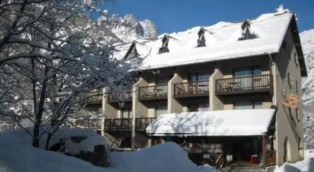 Hôtel/Résidence Le Glacier Blanc, Забронировать Отель Отели Пельву с парковкой, рядом с Горнолыжный подъемник Прерон, Парковка