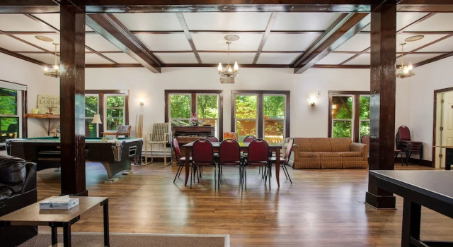 Кровать в общем номере Birchcliff Resort