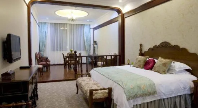 Полулюкс Deluxe Treasure Island Hotel