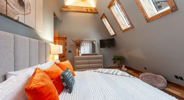 Night Owl 3 Bedroom Cabin by RedAwning
