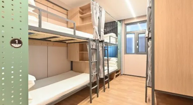 Кровать в общем номере (мужской номер) Mijia Youth Hotel (798 Art Park Gaojiayuan Subway Station Branch)
