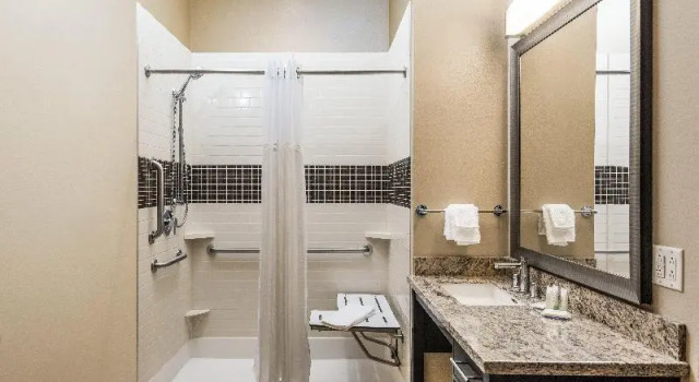 Четырёхместный люкс c 1 комнатой Staybridge Suites Eau Claire - Altoona by IHG