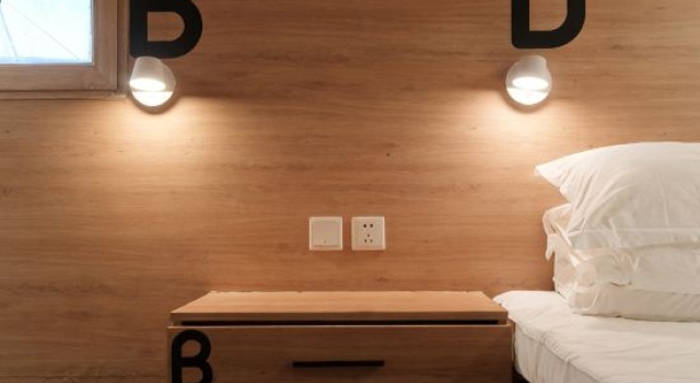 Кровать в общем номере Wohkoon Traveling Sun Hostel (Beijing Drum Tower Shichahai Metro Station Store)