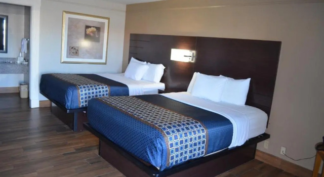 Четырёхместный номер Standard Hill Country Inn