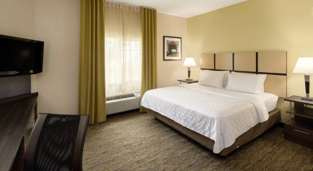 Двухместный люкс Candlewood Suites Windsor Locks by IHG