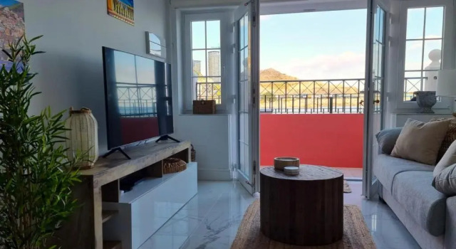 New beachfront duplex - sleeps up to 4, Забронировать Отель Отели Гибралтара с парковкой, Парковка