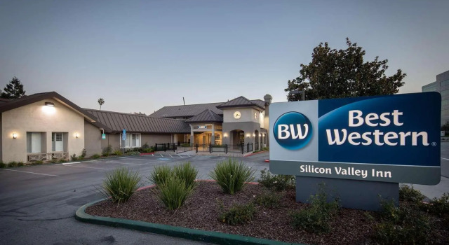Кровать в общем номере Best Western Silicon Valley Inn
