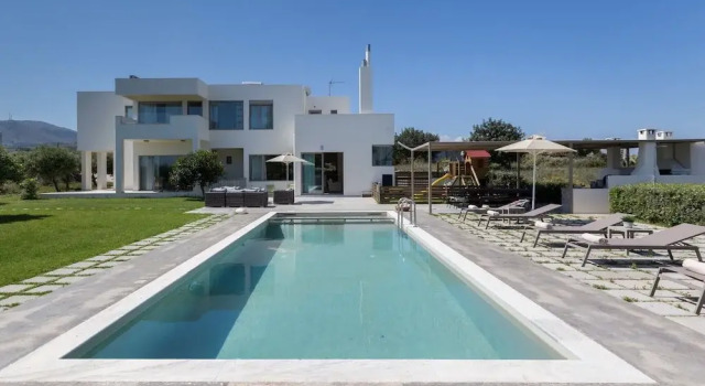 Вилла с балконом Luxury Villa With Private Heated Pool, Childrens Fenced Area, Near the Beach & the Town
