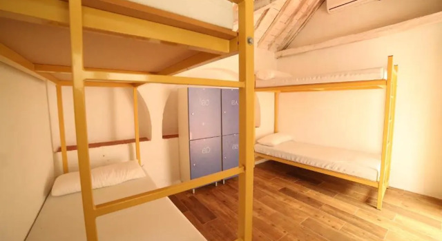 Кровать в общем номере Wake up in Tarifa Hostel & Restaurant Lounge