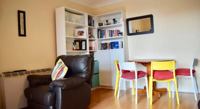 Colourful and Cosy 2 Bed in Ifsc With Balcony, Забронировать Отель Дублин Каунти Дублин, рядом с The Point Club