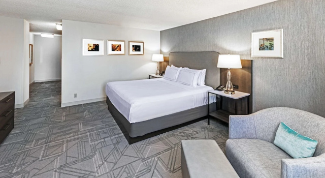 Двухместный номер MINI-FRIDGE DoubleTree by Hilton Tulsa Downtown