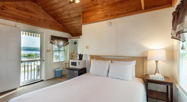 Half Moon Motel & Cottages
