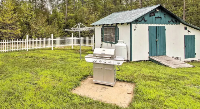 Picturesque Retreat on 1 Acre w/ Gas Grill!, Đặt Nhà nghỉ dưỡng Bartlett New Hampshire