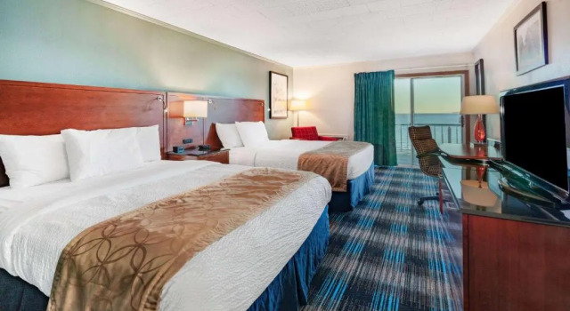 Четырёхместный номер Deluxe с балконом и с видом на озеро Days Inn & Suites by Wyndham St. Ignace Lakefront