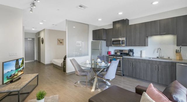Студия SuitesRUs Apart Hotel at Glendale