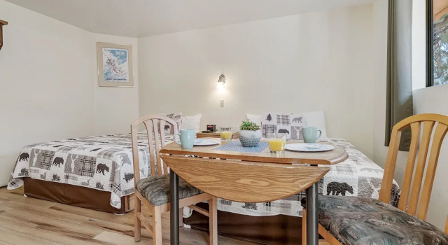 Четырёхместный номер Standard с балконом и с видом на сад Big Bear Lakefront Lodge