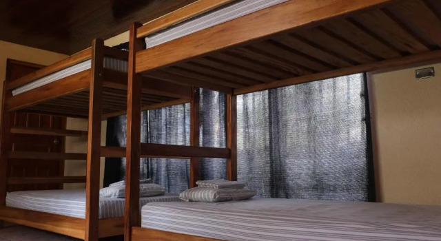 Кровать в общем номере Hostal La Buena Onda
