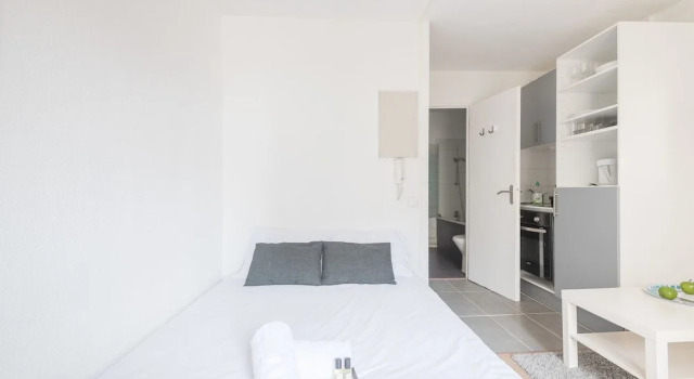 Studio With a Courtyard Place Gambetta