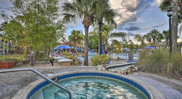 7 Mi to Disney: Kissimmee Home w/ Pool & Hot Tub!, Rezerwuj Dom wakacyjny Hotele w Kissimmee z parkingiem, Parking