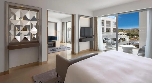 Двухместный люкс Deluxe с видом на бассейн Conrad Algarve
