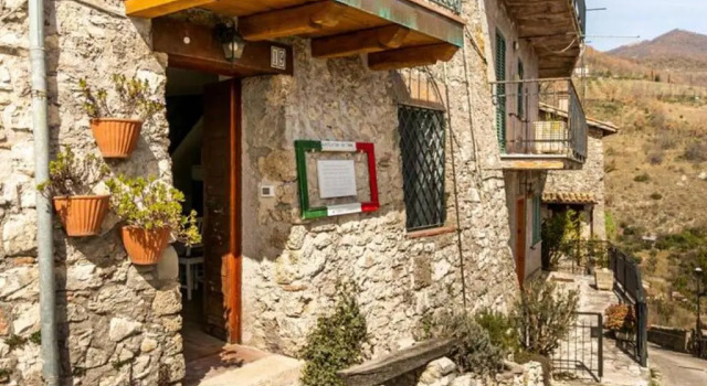 CASA CON TERRAZZI - 6posti 2stanze 2bagni - LAKEHOLIDAY IT, Book Hotel Castel di Tora 