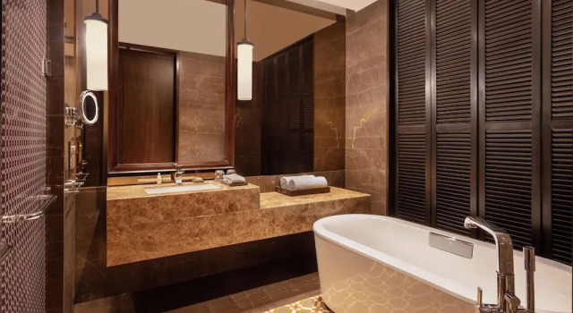 Четырёхместный номер Superior с балконом и с красивым видом из окна Hilton Goa Resort Candolim
