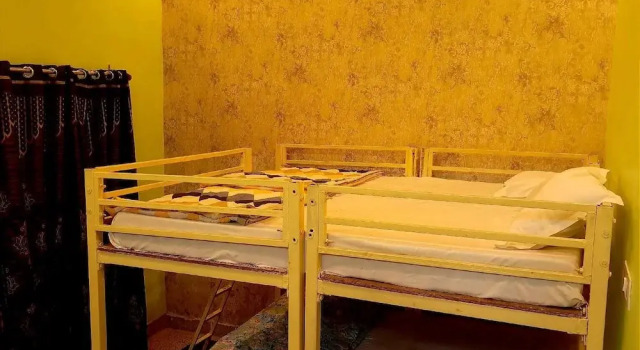 Кровать в общем номере Shreeji Inn Homestay