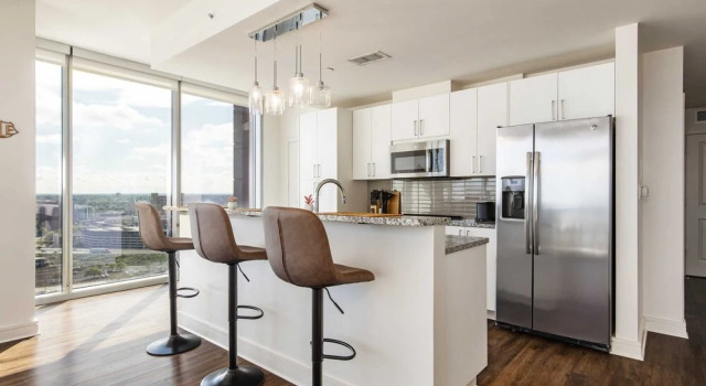 King Louis's Luxurious 2BR Penthouse W/balcony by Cozysuites, Забронировать Отель Отели Луисвилл 3 звезды, рядом с Broadway Theatre, 3*