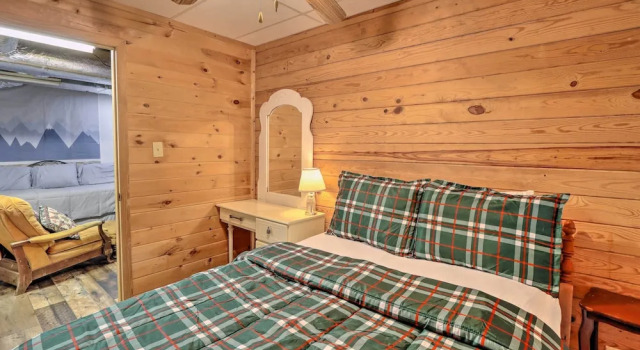 Коттедж Idyllic Blue Ridge Cabin ~ 1 Mi to Downtown!