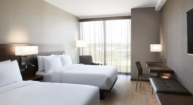 Четырёхместный номер Standard с красивым видом из окна AC Hotel by Marriott Minneapolis West End