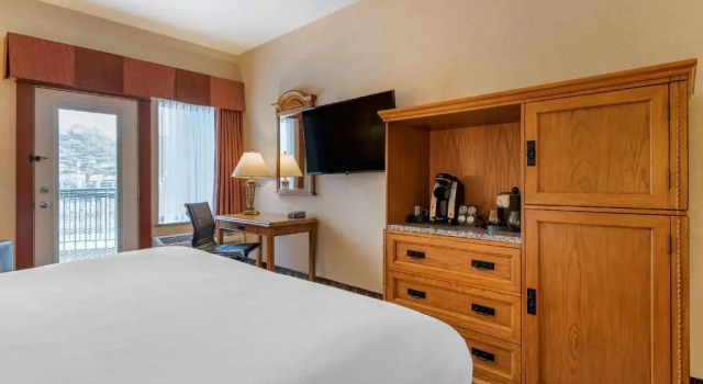Четырёхместный номер Standard с балконом Kathryn Riverfront Inn, an Ascend Collection Hotel