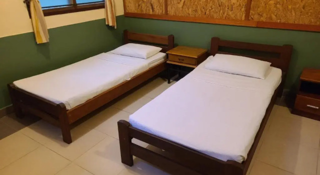 Łóżko w pokoju wieloosobowym Sepilok B&B