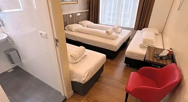 Четырёхместный номер Dam Hotel